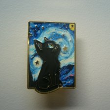 METALOWA EMALIOWANA  PRZYPINKA KOT "GWIEŹDZISTA NOC" VINCENT VAN GOGH