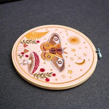 Magiczna ćma na dziennym niebie pink -  haft w tamborku 20 cm