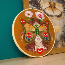 Madame Butterfly Kobieta Motyl brown, haft w tamborku 20 cm