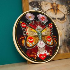Madame Butterfly Kobieta Motyl black, haft w tamborku 20 cm