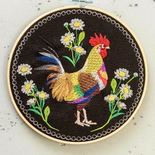 Kogut w stokrotkach - czarne tło, haft w tamborku 20 cm