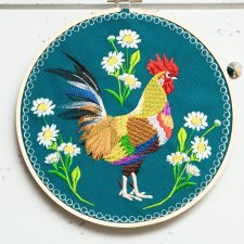Kogut w stokrotkach - zielone tło, haft w tamborku 20 cm