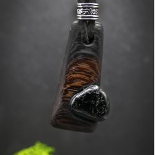 Wisiorek z karneolem "Wenge i turmalin" –  ręcznie rzeźbiony, biżuteria z drewna, z duszą natury; pirografia, Wood Pendant