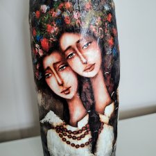 Duży kot z masy ceramicznej.
