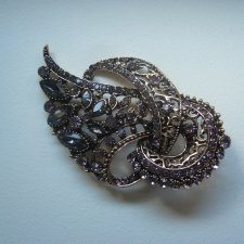 ELEGANCKA BROSZKA ZAWIESZKA W ODCIENIACH SZAROŚCI