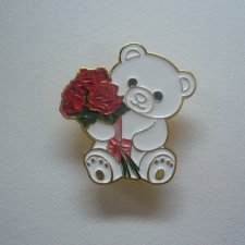 METALOWA EMALIOWANA PIN PRZYPINKA BIAŁY MIŚ Z BUKIETEM CZERWONYCH RÓŻ
