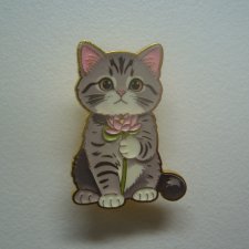 METALOWA EMALIOWANA PRZYPINKA PIN KOTEK Z KWIATEM