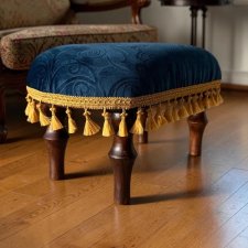 Podnóżek, pufa, taboret, ottoman w kolorze niebieskim. Clasicoo.