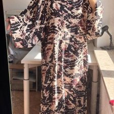 Zwiewna długa sukienka maxi z efektownymi szerokimi rękawami Eloquii Rozmiar 6XL / 52 / 24