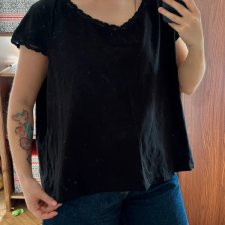 Czarna bluzka Avenue koronkowe wykończenie basic plus size Avenue Rozmiar 8XL / 56 / 28