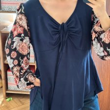 Granatowa bluzka z wiązaniem i wzorzystymi rękawami oversize plus size Shein Rozmiar 4XL / 48 / 20