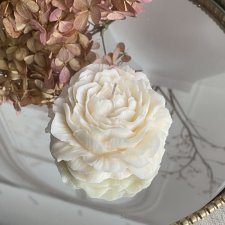 Świeca sojowa ekologiczna dekoracyjna "Peony Queen" 80x35mm biała