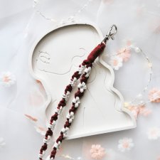 Makramowy breloczek wristlet z kwiatuszkami | Brelok ze sznurka bordo