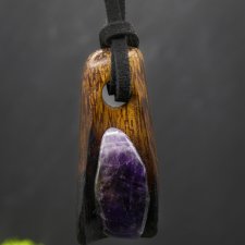 Ręcznie rzeźbiony wisiorek z drewna Makka Kabbe, ametyst– biżuteria z duszą natury - pirografia prezent dla kobiety dla niej Unique Jewelry Des