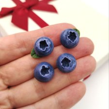 Kolczyki sztyfty z borówkami handmade z listkami i bez