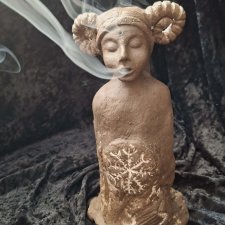 Ręcznie rzeźbiona ceramiczna Szamanka - rytualny kominek do kadzideł stożkowych