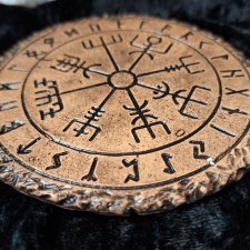 Ceramiczna podstawka rytualna - Kompas Wikinga (Vegvísir) z runami Futhark