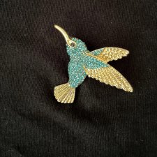 Broszka koliber styl vintage z turkusowymi kryształkami | złoty ptak retro