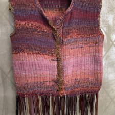 kamizelka wełniana z frędzlami i detalami z naturalnej skóry  BOHO  ,