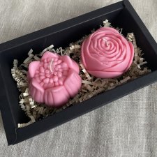 Zestaw prezentowy "Happy Day Flowers" świece ekologiczne sojowe różowe- pudełko prezentowe