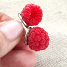 Kolczyki sztyfty z malinami — ręcznie robione z masy polimerowej | Hipoalergiczne | Lekkie | Biżuteria handmade Polska