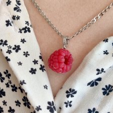 Naszyjnik z maliną — ręcznie robiony z masy polimerowej | Minimalistyczny | Łańcuszek ze stali nierdzewnej | Hipoalergiczny | Biżuteria handmade Polsk