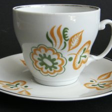 Porcelanowa filiżanka ze spodkiem, Włocławek, pomarańczowo-zielona dekoracja, PRL