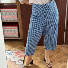Meera Lane 28W wzorzyste spodnie capri niebieskie białe geometryczne USA 6XL / 52 / 24