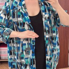 Niebieska koszula oversize w abstrakcyjny print plisowana szeroki kołnierz plus size George + top 8XL / 56 / 28