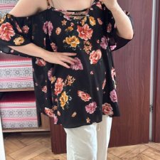 Czarna bluzka w kwiaty Torrid 4 (8-9XL) cold shoulder z wiązaniem 8XL / 56 / 28