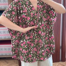 Khaki bluzka w różowe kwiaty EVRI Plus Size oversize z dekoltem V 9XL / 58 / 30·Bardzo dobry
