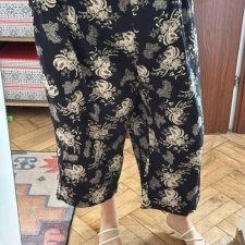 Czarne kluoty w beżowe kwiaty Junona 7XL szerokie nogawki Plus Size 7XL / 54 / 26