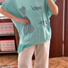 Miętowy T-shirt boho siateczka nadruk asymetryczny dół błyszczące detale 8XL / 56 / 28