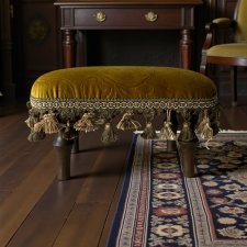 Podnóżek pufa ottoman welur musztardowy kolor chwosty frędzle