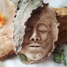 Ceramiczna maska ​​ścienna "Leśna Wyrocznia" – rękodzieło, rzeźba inspirowana postacią Zielonego Człowieka, dekoracja z motywem ducha lasu,