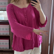 Malinowa bluzka Avenue z guzikami 30/32 Plus Size długi rękaw
