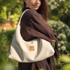 Zamszowa torebka slouchy Kremowa
