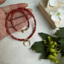 Ceramiczny choker z wisiorkiem w kształcie lunuli