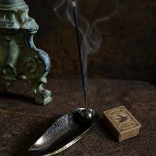 Złota ceramiczna podstawka pod kadzidełka.