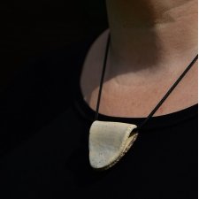 Minimalistyczny wisior .