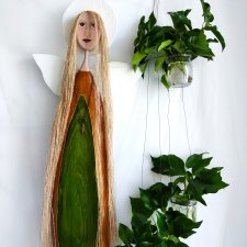 Anioł z Kluczem do Szczęścia – ręcznie wykonana dekoracja z drewna sosnowego.