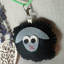 Czarna owca na szlaku – ręcznie szyta zawieszka do plecaka ( szara głowa)