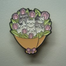 METALOWA EMALIOWANA PRZYPINKA PIN KOT KOTKI W KWIATACH