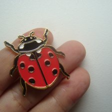 METALOWA EMALIOWANA PIN PRZYPINKA BIEDRONKA