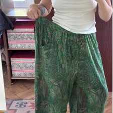 Zielone spodnie capri Avenue 26/28 Plus Size wzór tropikalny