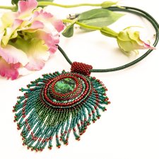 Wyrazisty wisior w stylu boho chic z nutą klasycznej elegancji