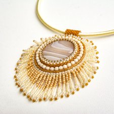 Pastelowy wisior w stylu boho z nutą klasycznej elegancji