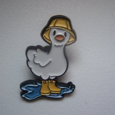 METALOWA EMALIOWANA PRZYPINKA PIN KACZKA KACZUSZKA W KAŁUŻY