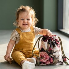 Mini plecak worek w kwiaty – ręcznie szyty z weluru | Unikat dla dzieci 0–4 lat