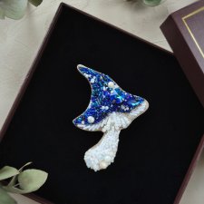 Ręcznie haftowana 3D broszka muchomor, Unikatowa biżuteria